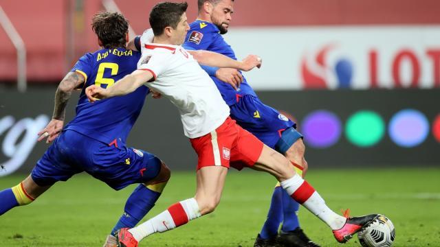 世界杯官方直播软件-纪录悬了，欧冠也悬了？世一锋给六冠王出“送命题”