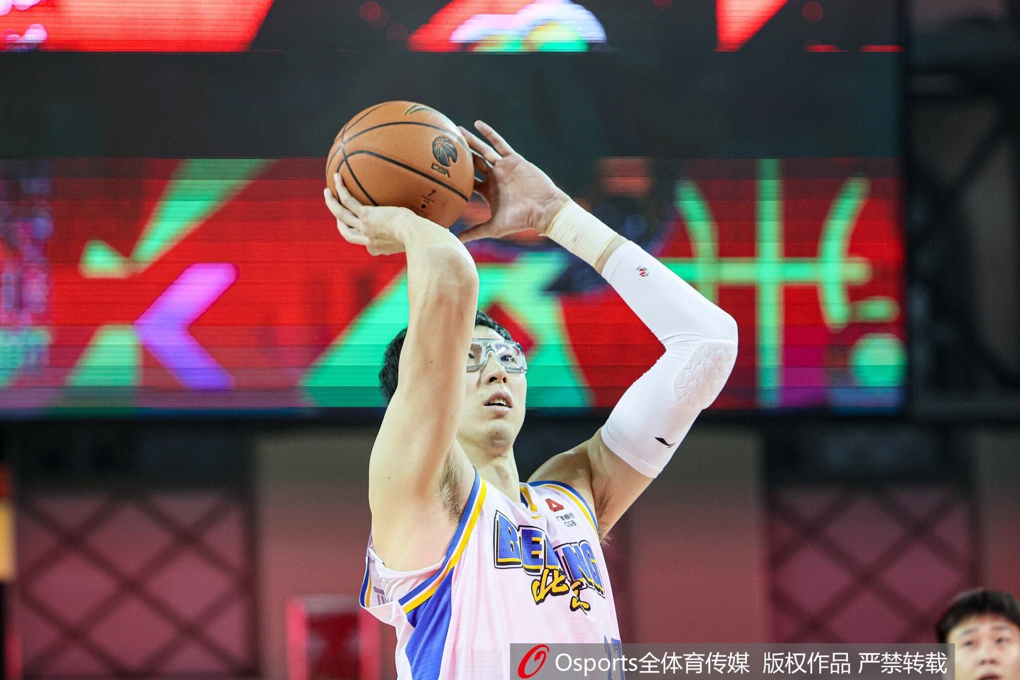 世界杯官方直播软件-真该练练罚球了！周琦半场4罚全铁 仅得到3篮板1失误&amp;正负值-10